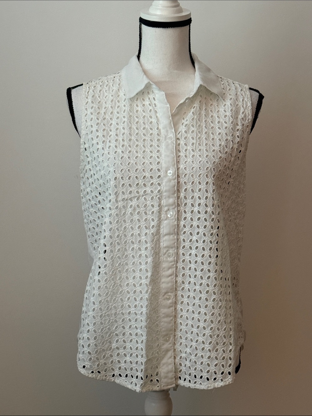 Liz Claiborne White Sleeveless Eyelet Button-Down Top